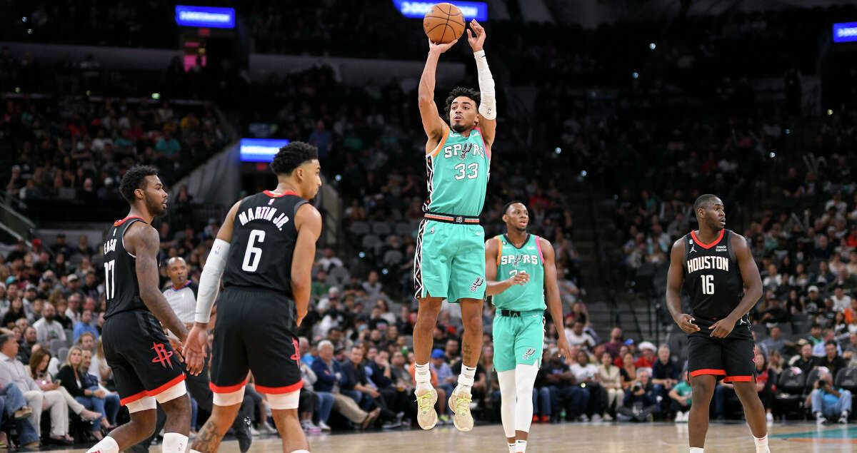 San Antonio Spurs' Tre Jones (33) shoots during the second half of the team's NBA basketball game against the Houston Rockets, Thursday, Dec. 8, 2022, in San Antonio. (AP Photo/Darren Abate)