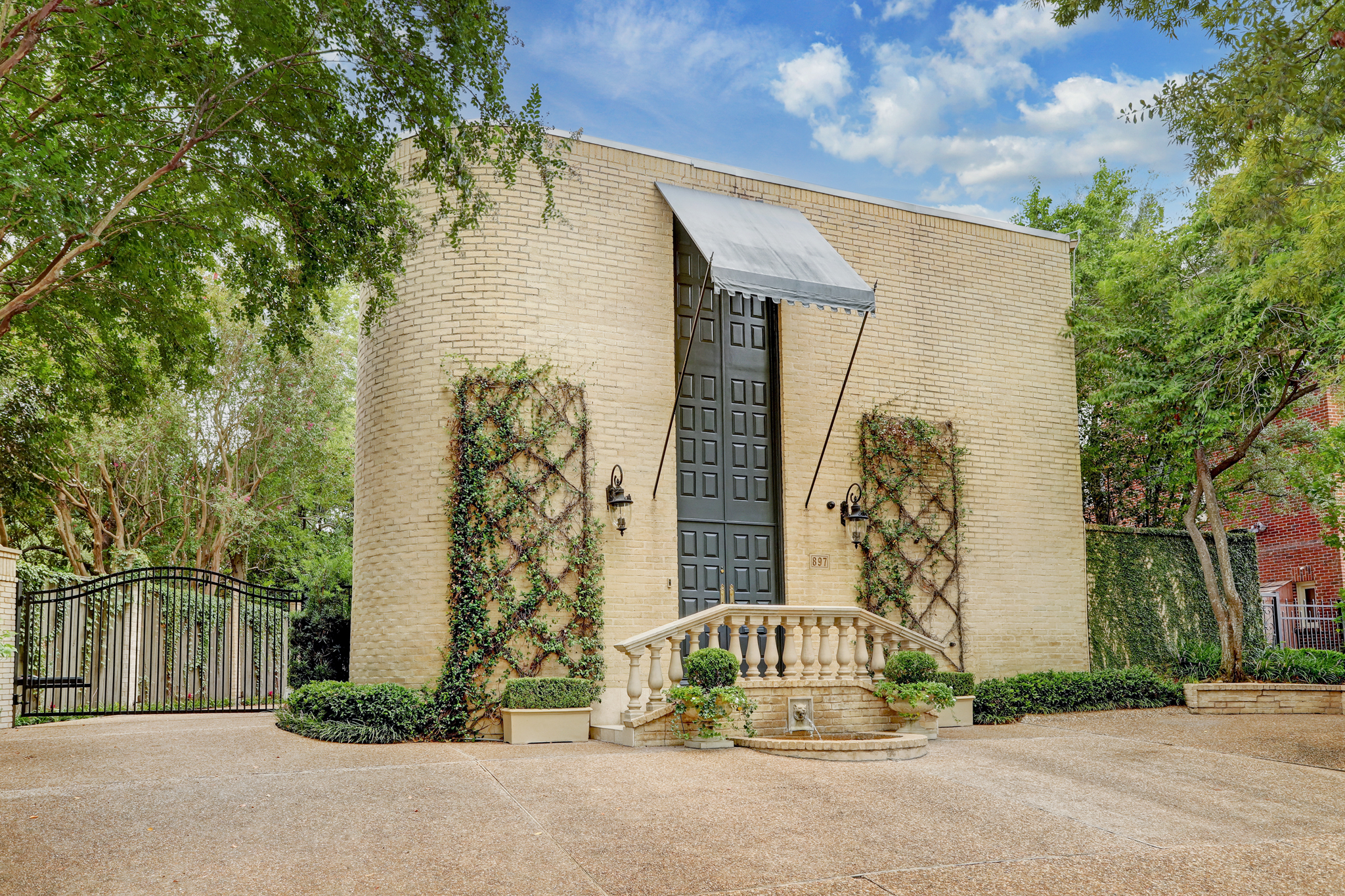 .4 million Houston mansion’s unique shape provides privacy