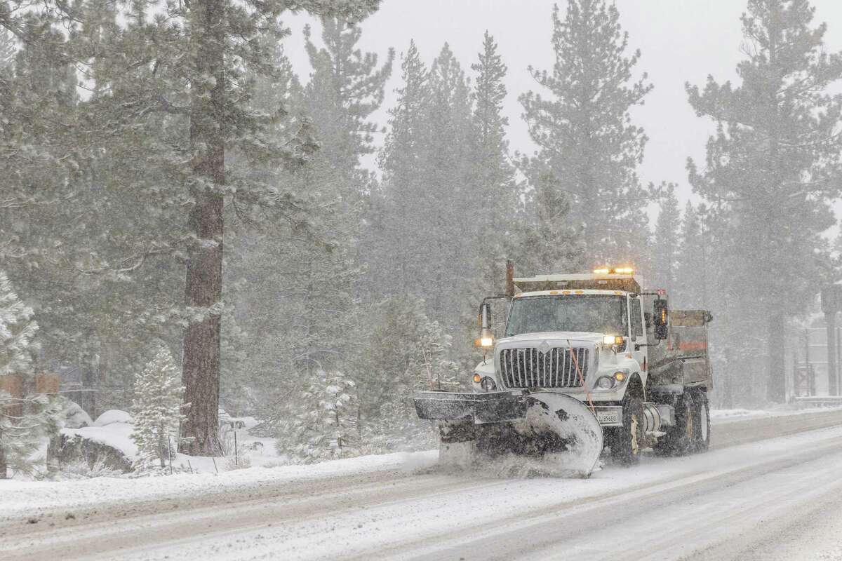 一天开始的时候，一辆加州运输局的扫雪机正在清理89号高速公路上的积雪。