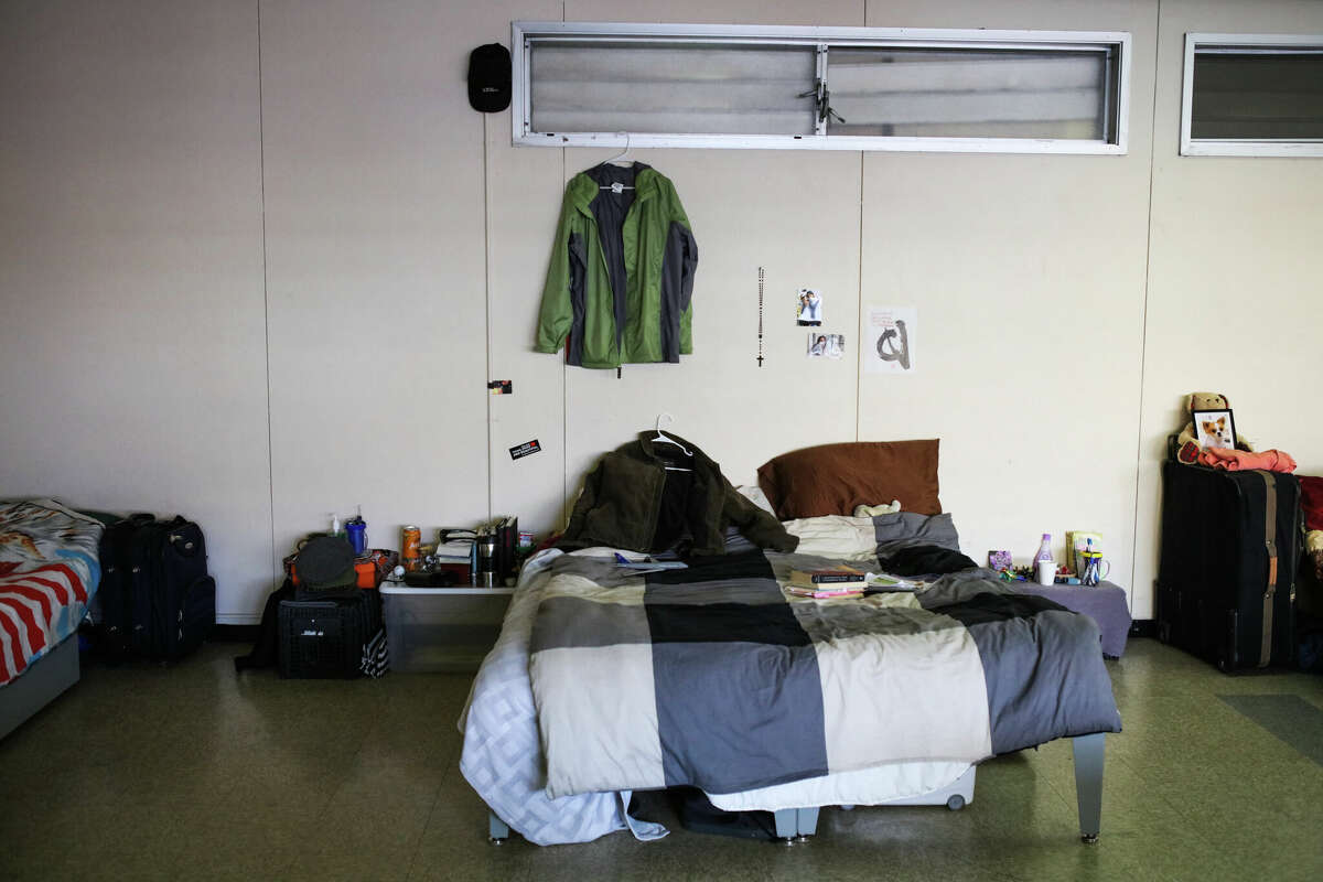 旧金山导航中心的一张床。该市的服务不能满足许多与精神健康、药物滥用和长期无家可归作斗争的居民的需求