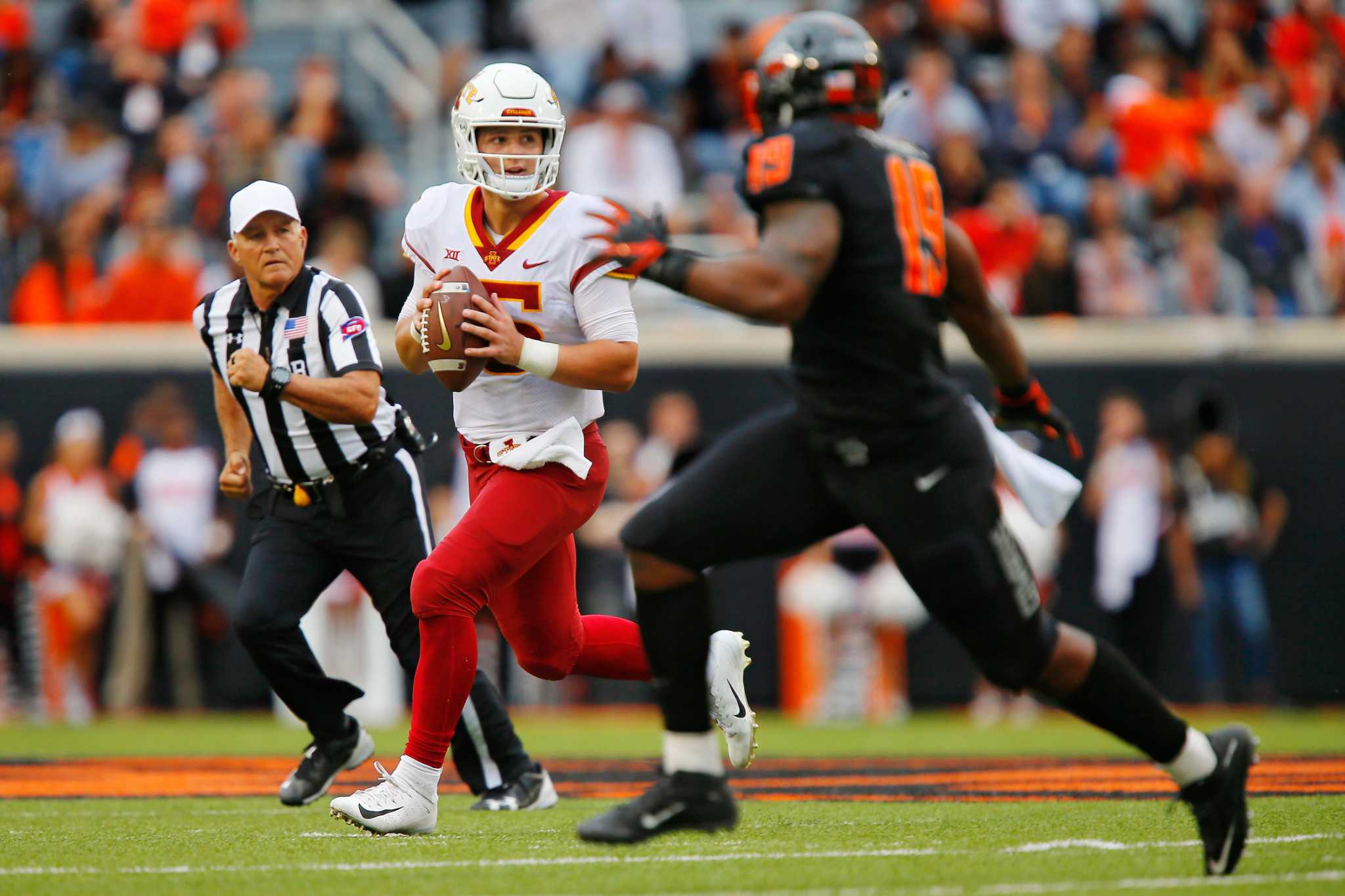 Scott Mitchell of the Miami Dolphins drops back to pass against the