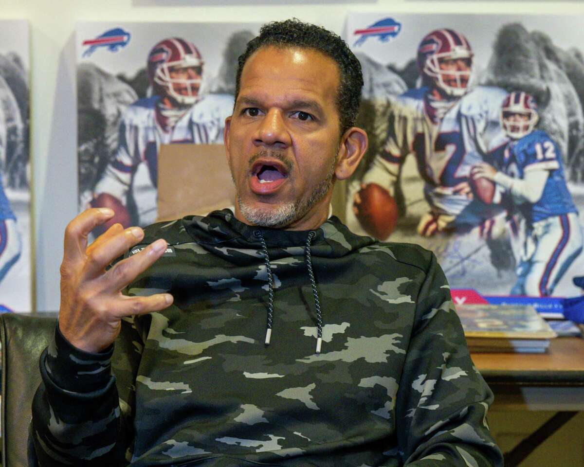 Bills Hall of Famers Jim Kelly and Andre Reed visit with fans at Colonie  Center