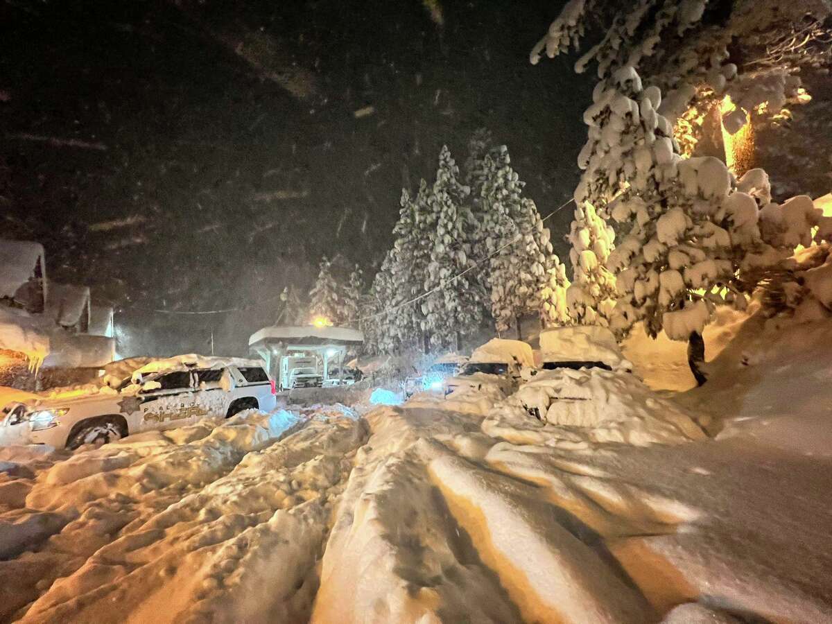 在12月初的一场风暴之后，道路受到严重影响，这张照片摄于普莱塞县治安官的北太浩湖站。