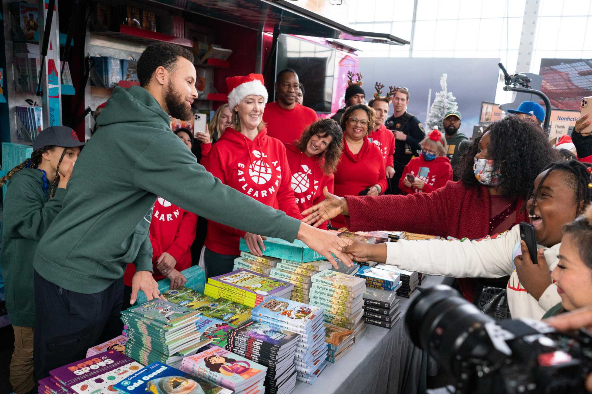 Stephen, Ayesha Curry host a winter wonderland for 500 kids, families in  need this holiday season - Good Morning America