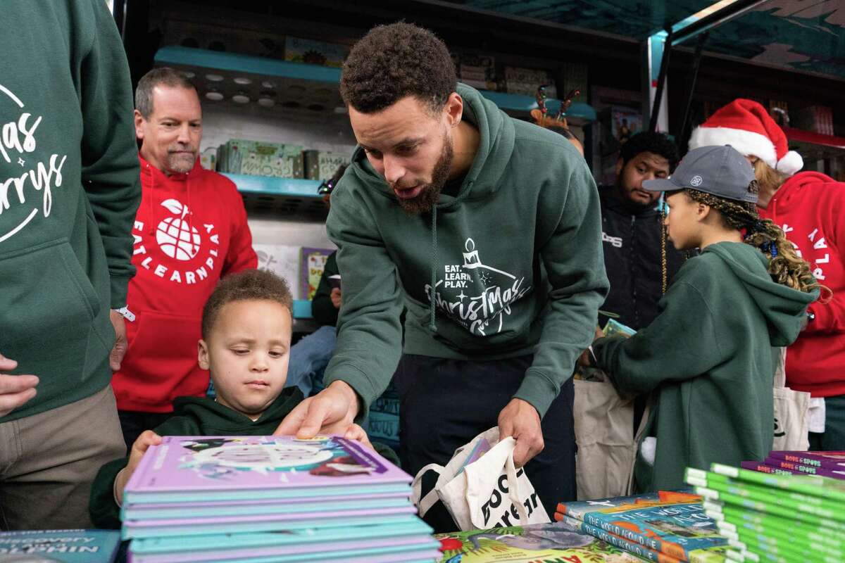 Giving back again, Steph and Ayesha celebrate 10th 'Christmas with