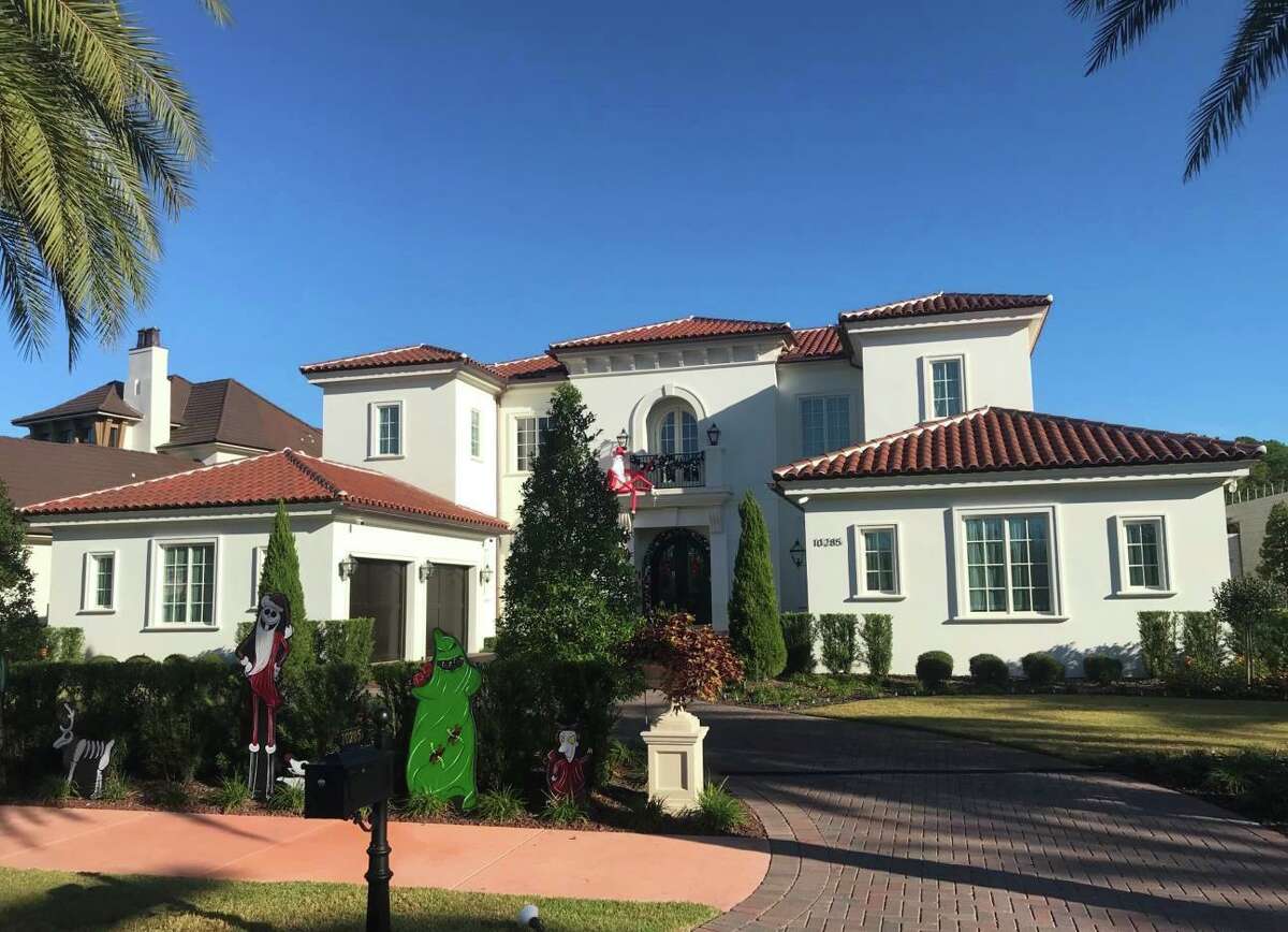 Ex-attorney Christopher “Chris” Pettit’s former Florida mansion at Walt Disney World Resort features 10 bedrooms and 8 bathrooms. A Nebraska buyer has agreed to pay $8.4 million for it.