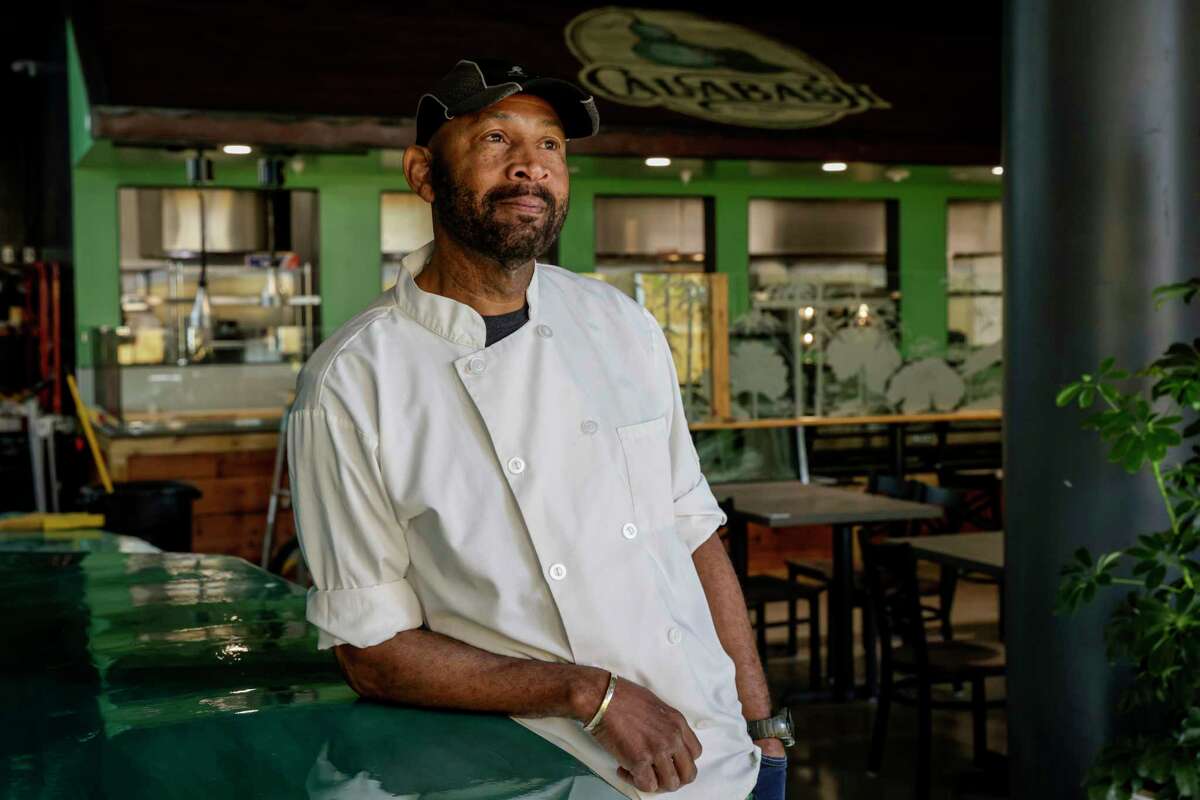 卡拉巴什的厨师奈杰尔·琼斯，他最近在奥克兰开了一家餐馆和市场。琼斯即将关闭他在电报大道上开了10年的牙买加餐厅Kingston 11。