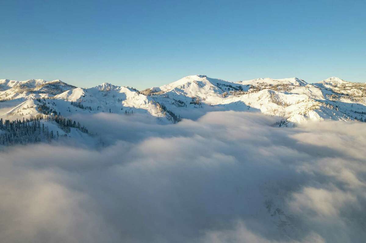 12月12日，在一场风暴给太浩地区带来了几英尺的积雪后，奥林匹克谷的帕利塞德斯太浩的场景。