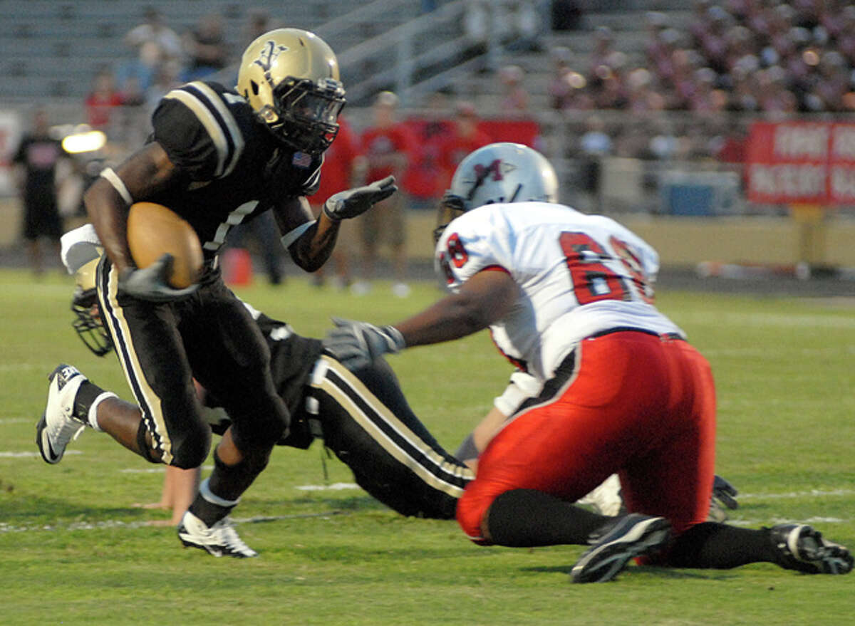 Nederland beats Goose Creek Memorial