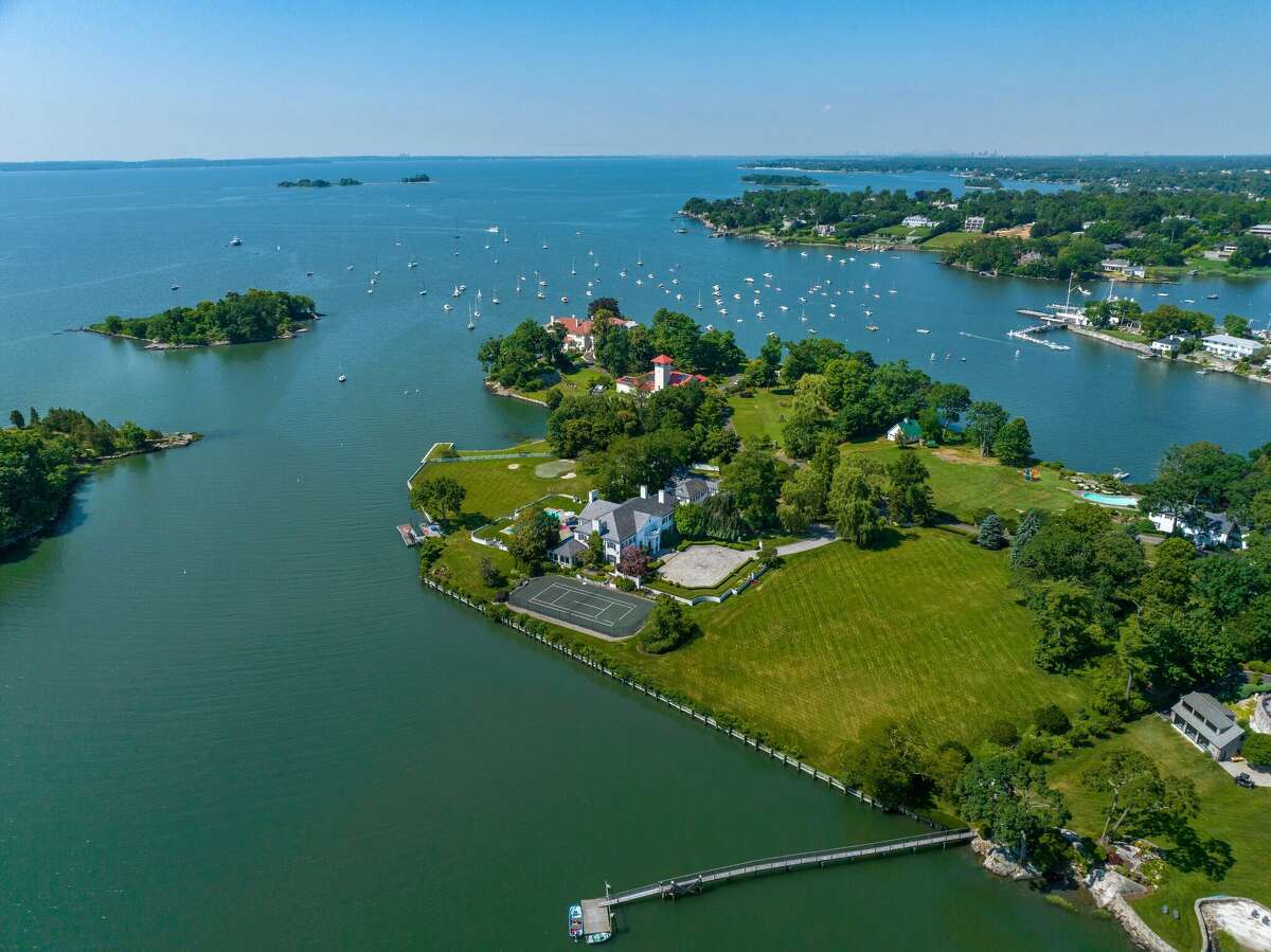 An aerial view of the waterfront property at 21 Vista Dr.