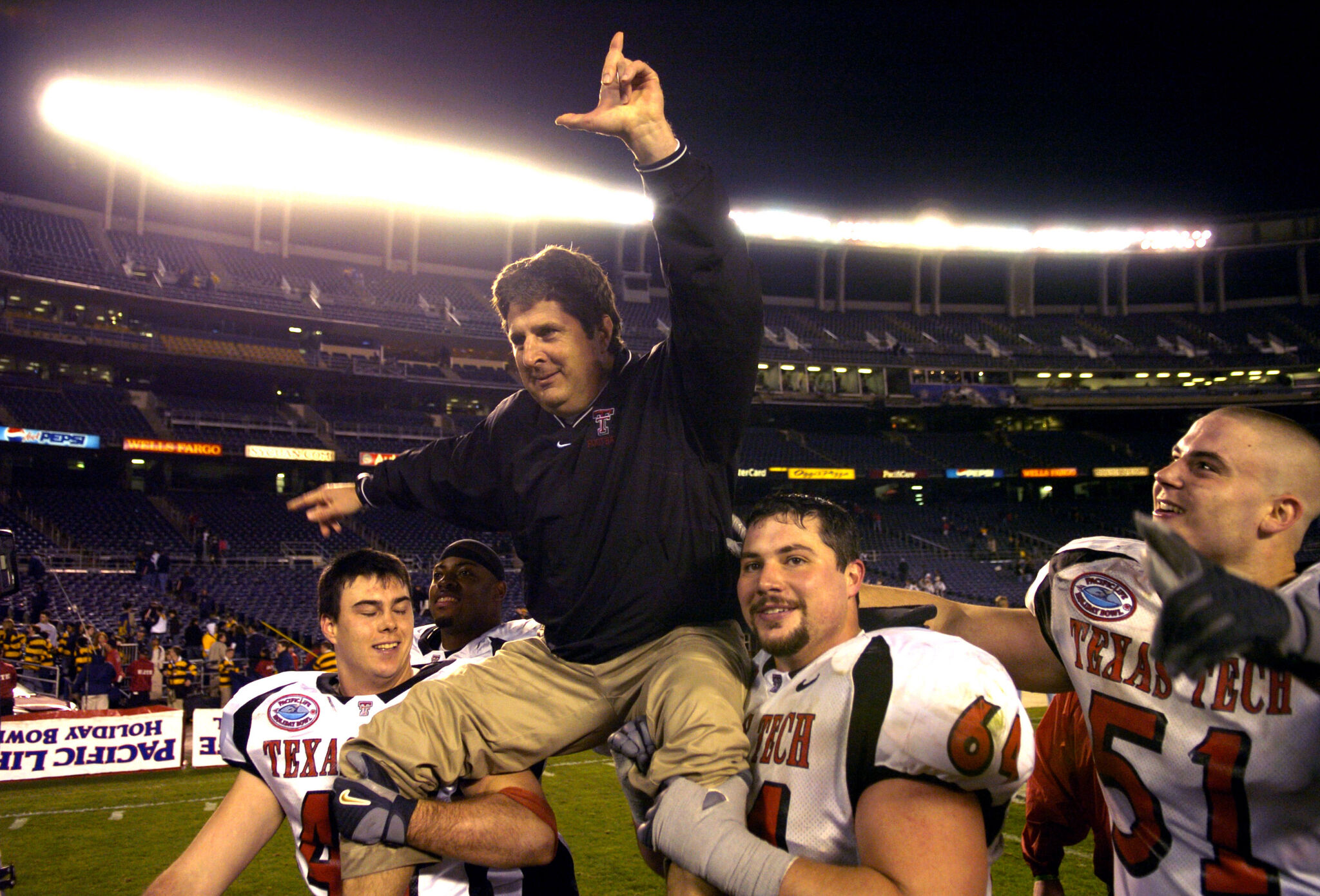 College football world remembers oneofakind Mike Leach