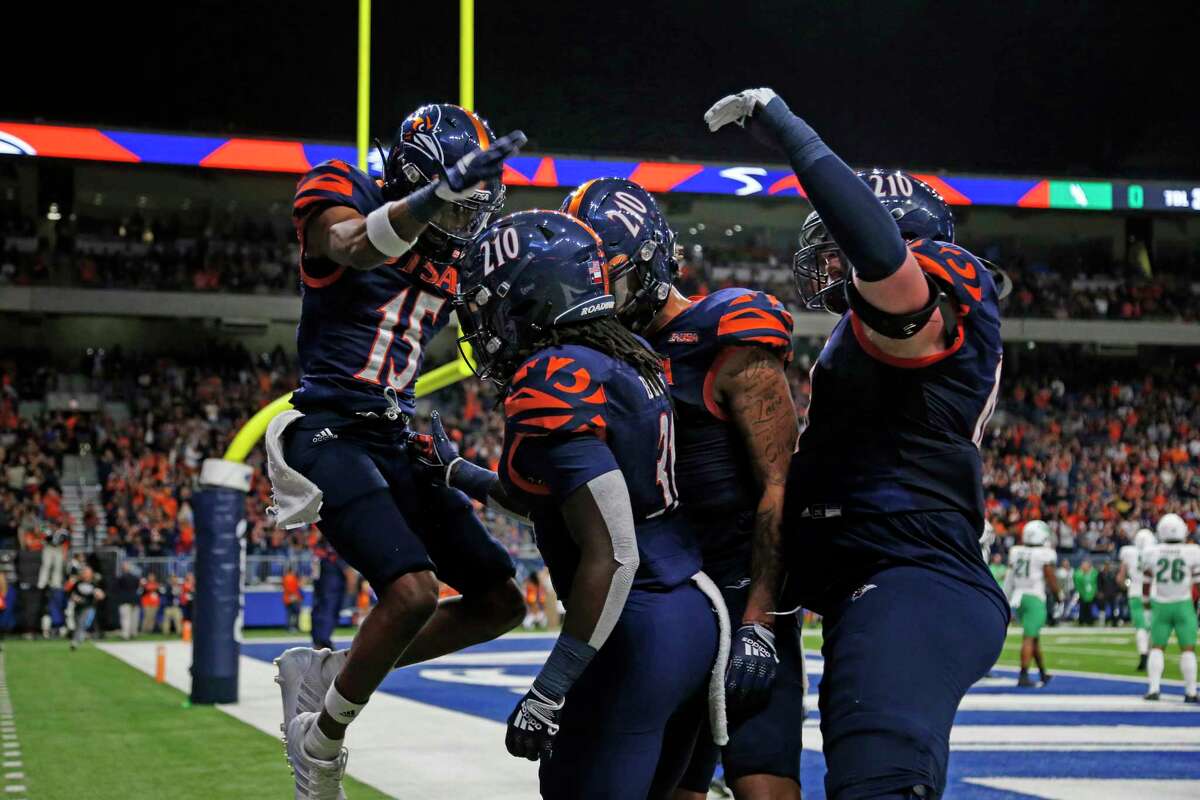 UTSA running back Kevorian Barnes (31) celebrates with his teammates after scoring against North Texas. Barnes, a freshman, could make a bigimpact vs. Troy in the Cure Bowl.