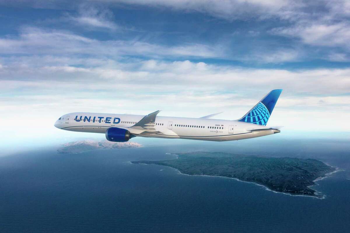 一架波音787梦想客机。联合航空(United Airlines)表示，预计明年将在旧金山国际机场(San Francisco International Airport)创造至多2200个就业岗位，这是包括购买100架新宽体客机在内的扩建计划的一部分。