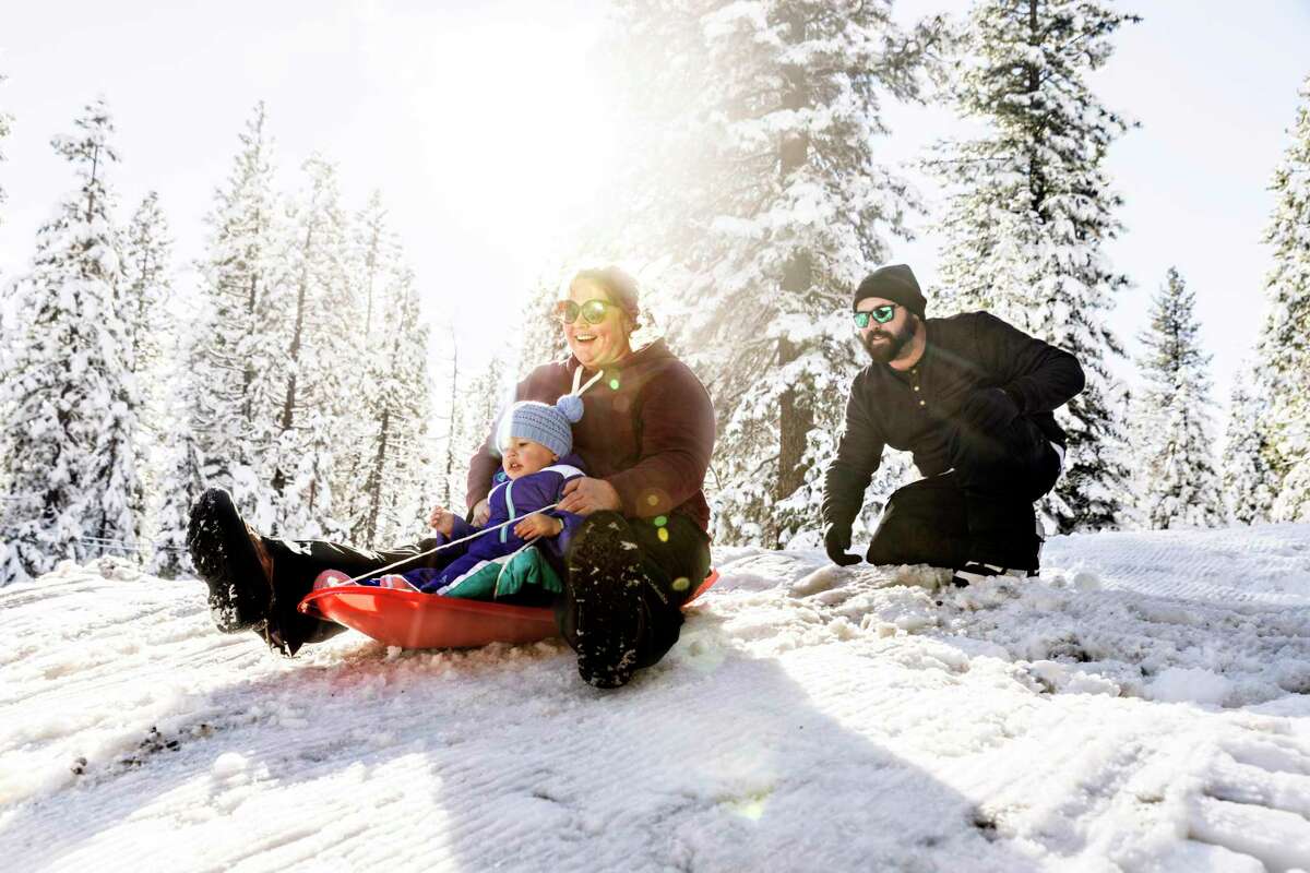 2022年12月12日，周一，在加利福尼亚州移民峡谷的尼亚克雪地公园，凯拉·奈特准备和女儿威洛一起滑雪橇，丈夫杰森在一旁观看。