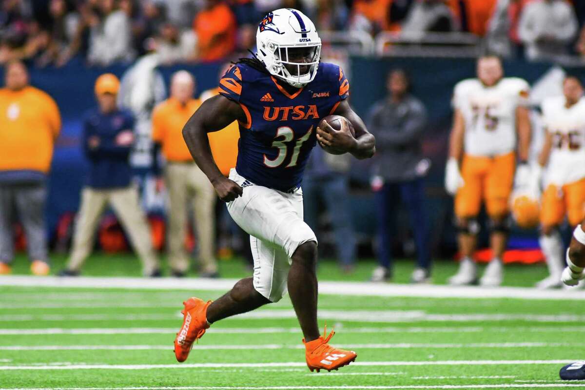 UTSA running back Kevorian Barnes (31) moves the ball down the field during the fourth quarter of Saturday’s Conference USA game against UTEP at the Alamodome.