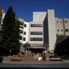 2020年2月26日星期三，在旧金山，加州太平洋医疗中心加州校区的加州街3700号的主入口。一个新的开发商刚刚买下了这块地，已经获得了住房许可。