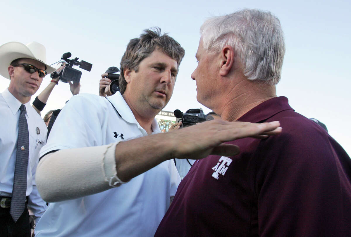 Mike Leach, left, had the upper hand on Dennis Franchione in 2007, when Texas Tech beat Texas A&M 35-7 at Lubbock. 