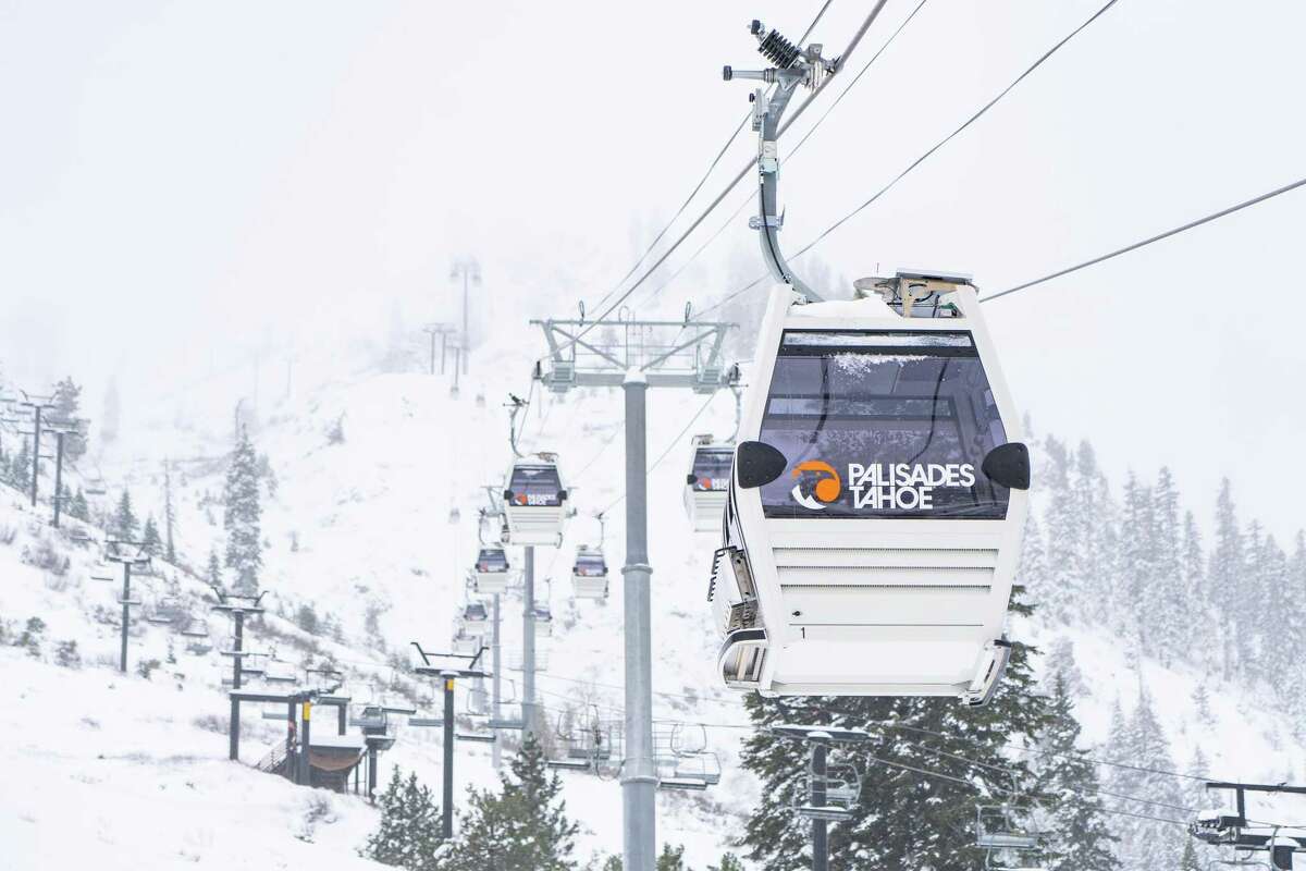 帕利塞德斯塔霍湖(Palisades Tahoe)的新缆车横跨2.4英里，位于北太浩湖(North Lake Tahoe)的两个相邻滑雪场之间。