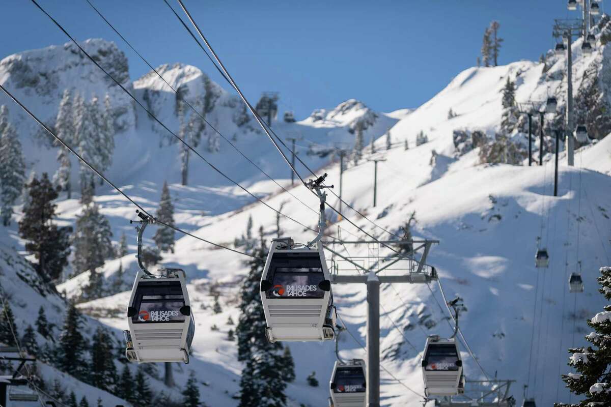新的滑雪缆车在帕利塞德斯太浩连接滑雪胜地在奥林匹克谷和高山草甸在北太浩湖。