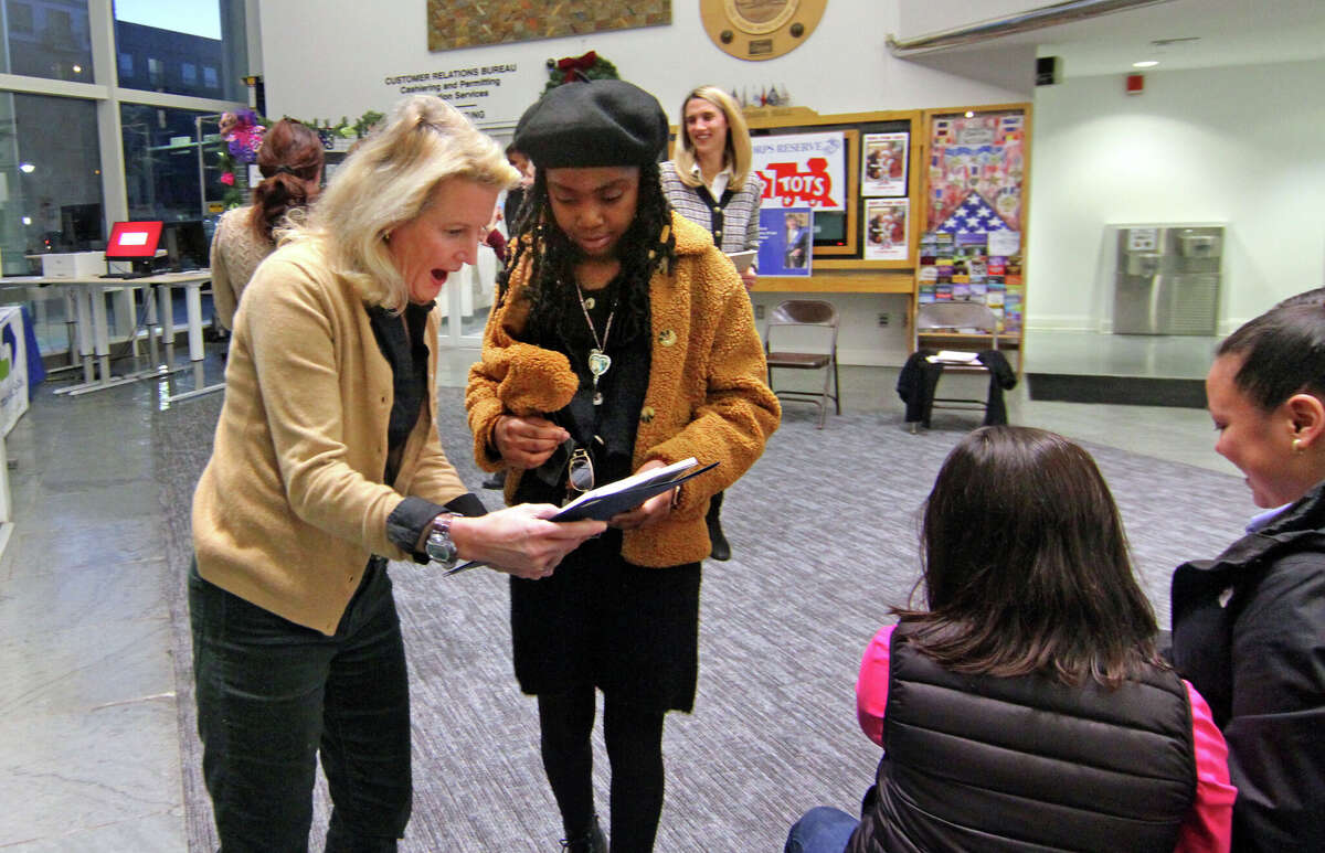 Stamford mayor, superintendent use studentmade holiday cards