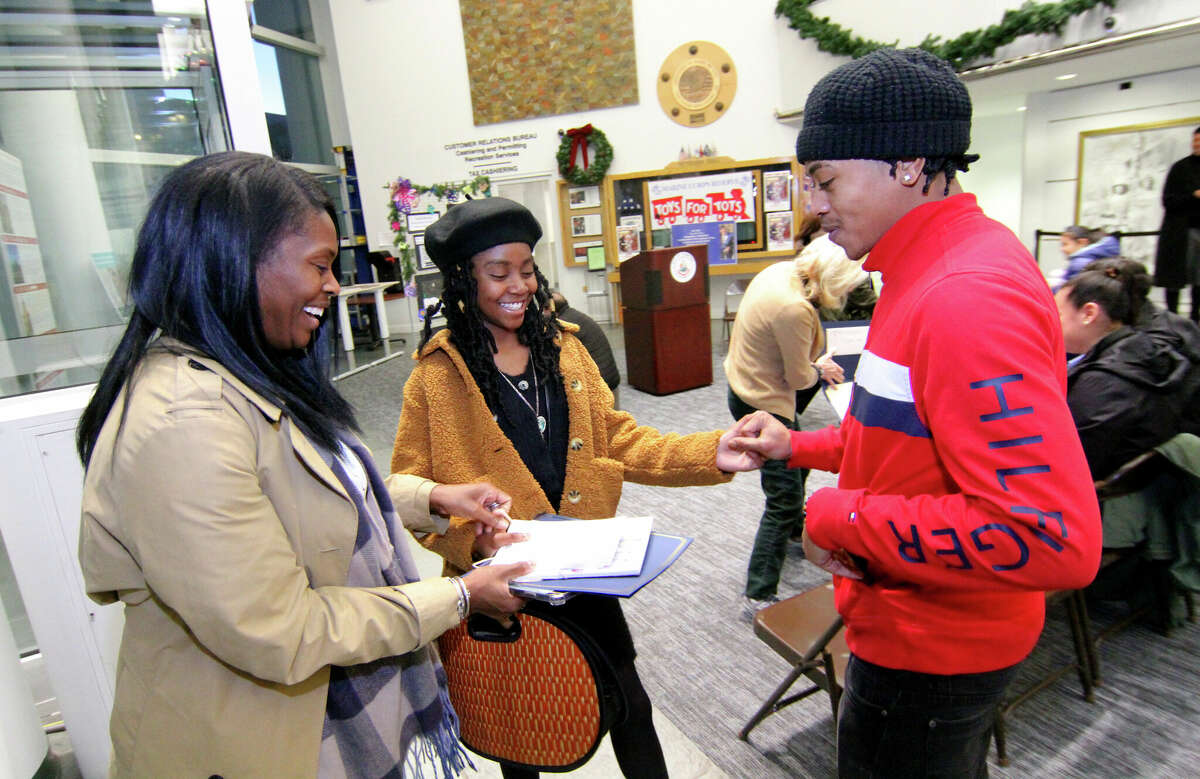 Stamford mayor, superintendent use studentmade holiday cards