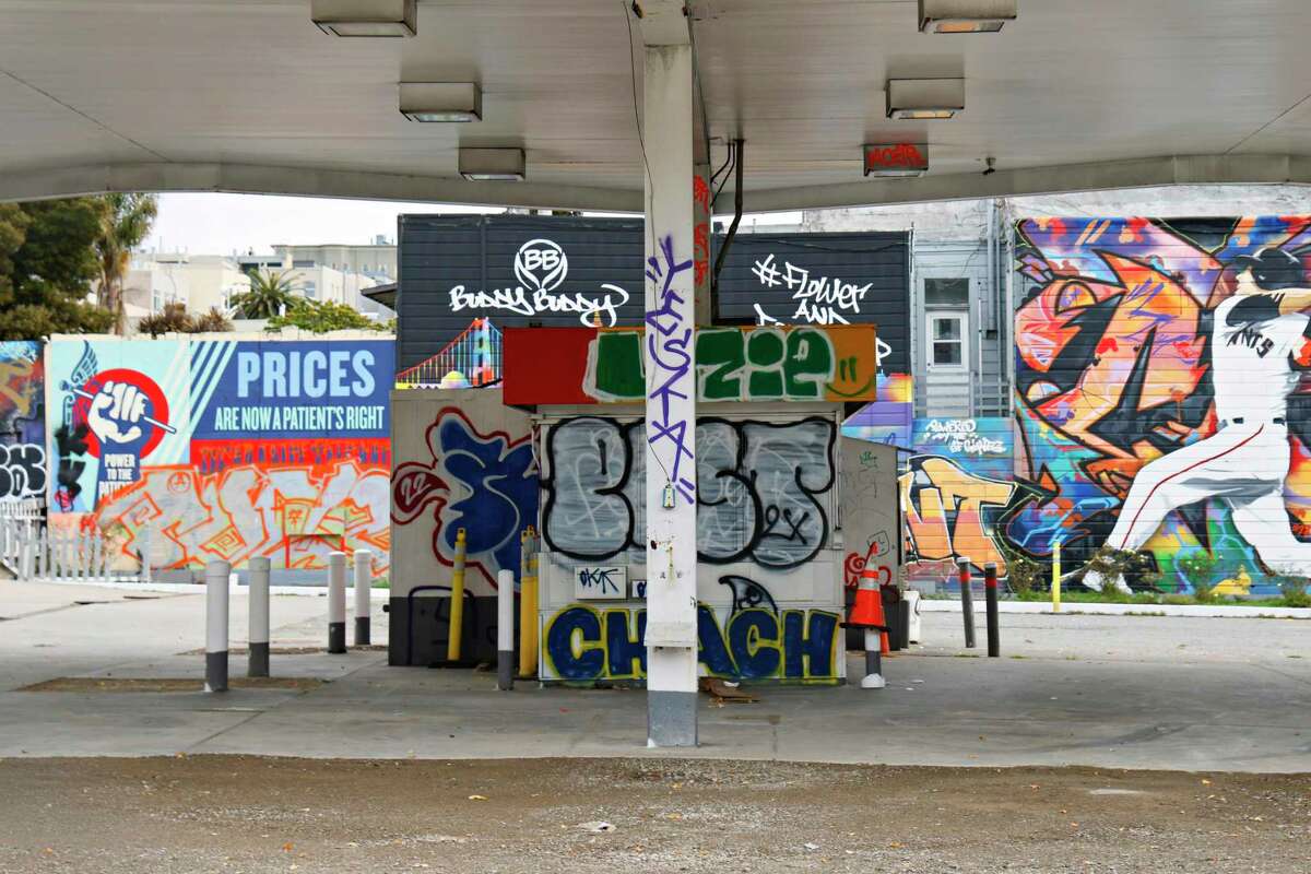 在旧金山400号迪赛德罗，一个涂鸦的收银亭出现在以前的无触控洗车处。