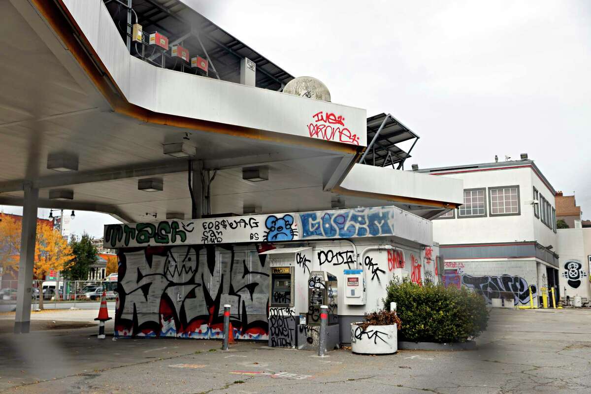 涂鸦的收银员kiosk是400年前无触觉的洗车Divisadero在旧金山。