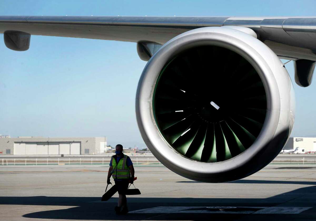 2020年10月15日星期四，美国联合航空公司(United Airlines)一架波音777飞机准备从加利福尼亚州旧金山机场(SFO)的F11号门飞往檀香山。随着航空业的旅行出现小幅增长，机场设立了COVID-19快速检测点，为旅客提供检测结果文件，以便在抵达最终目的地时出示。