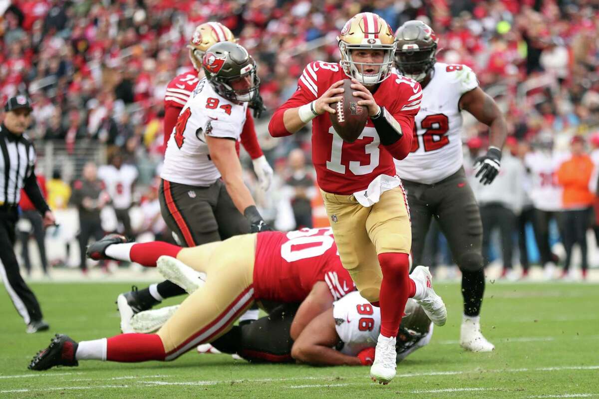 49ers linebacker Dre Greenlaw asks Tom Brady to autograph the ball