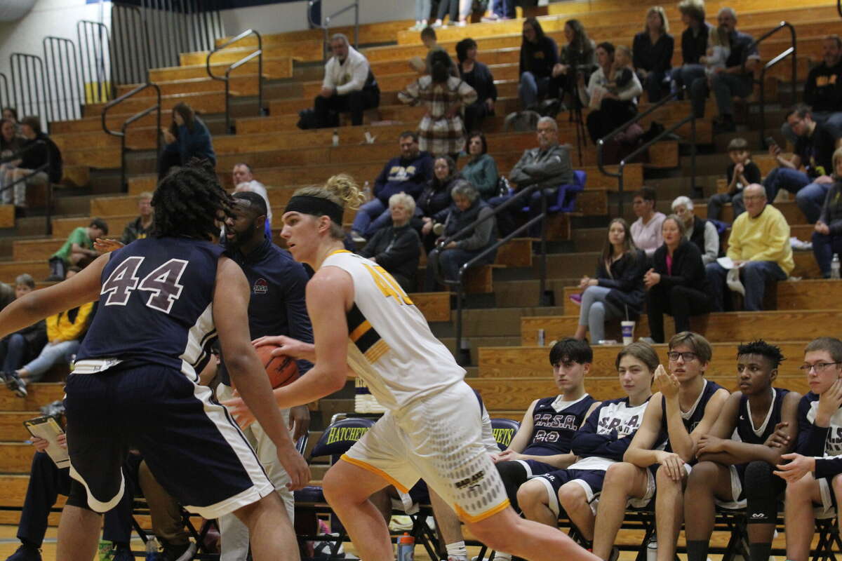 Bad Axe boys hoops blows out Saginaw Arts & Sciences Academy, 7224