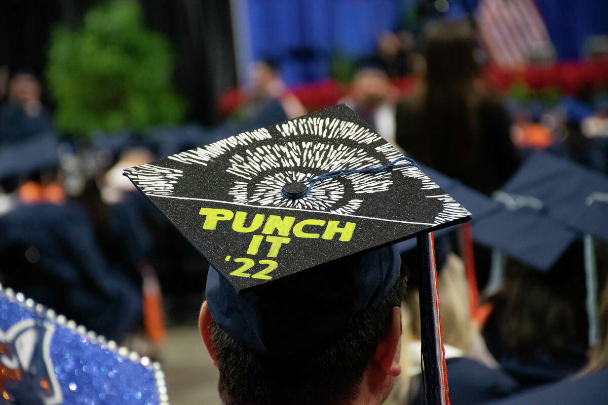 Nearly 3,000 UTSA students graduate in December commencement