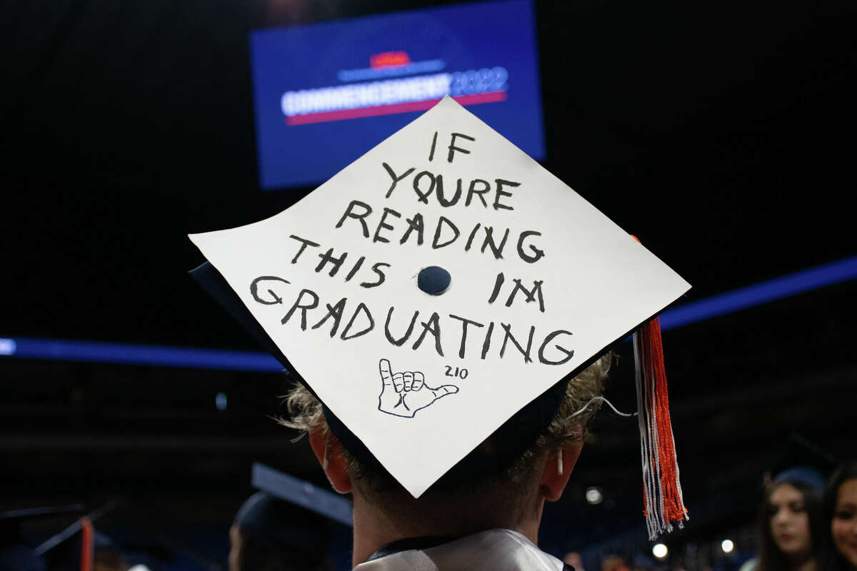 Nearly 3,000 UTSA students graduate in December commencement