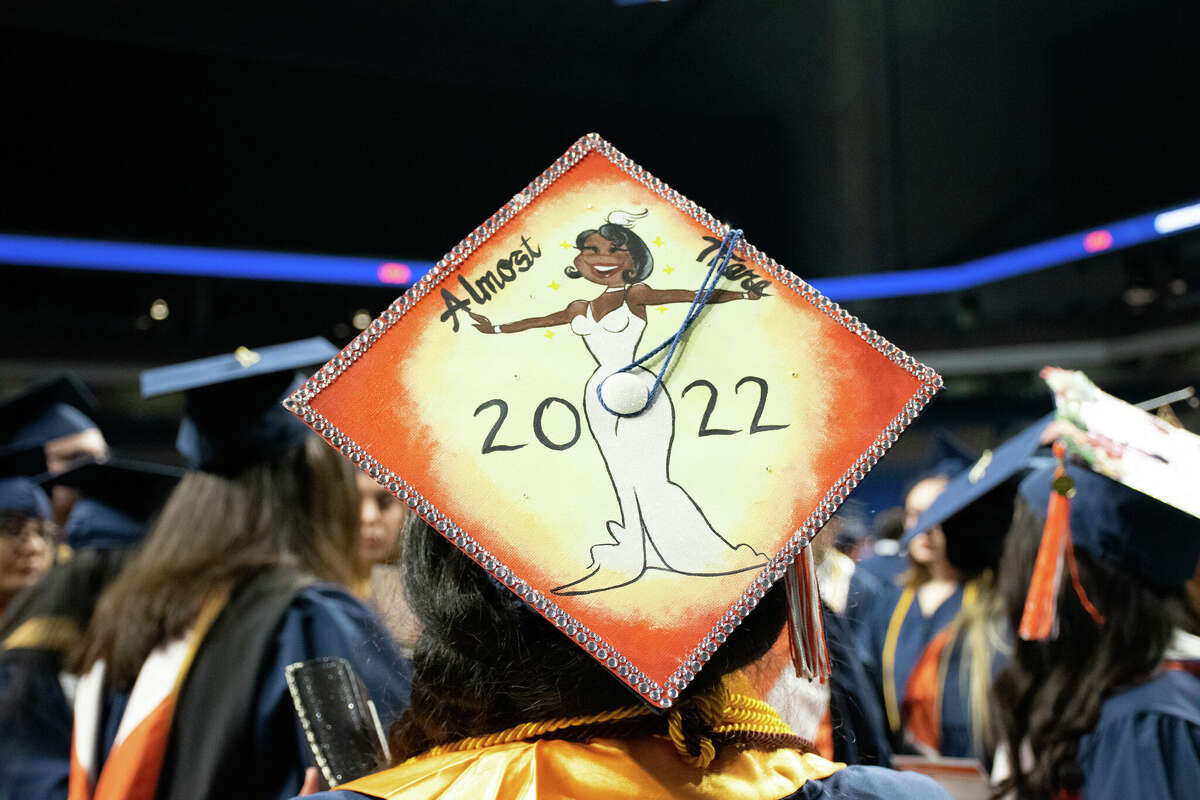 Nearly 3,000 UTSA students graduate in December commencement