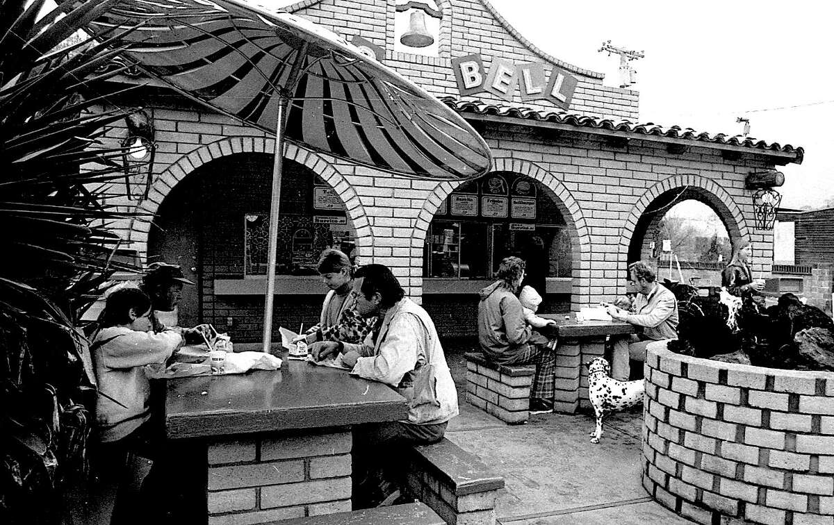 1973年，圣安塞尔莫的一家塔可钟餐厅以该连锁店的风格为特色，采用了传教士风格的砖立面，建筑顶部有一个钟，室外座位旁边有一个圆形火坑。