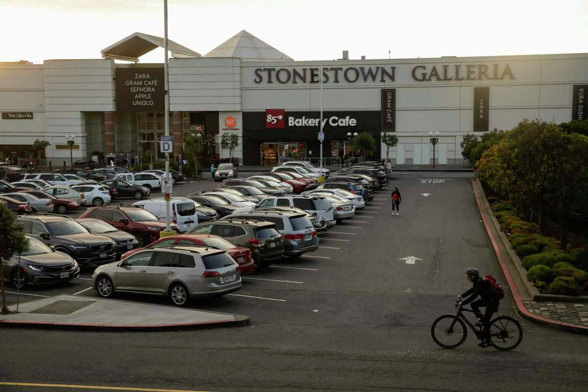 一项将Stonestown Galleria 26.9英亩的地面停车场开发成住宅的计划，可能会帮助旧金山实现在未来八年内建造8.2万套新住宅的目标。