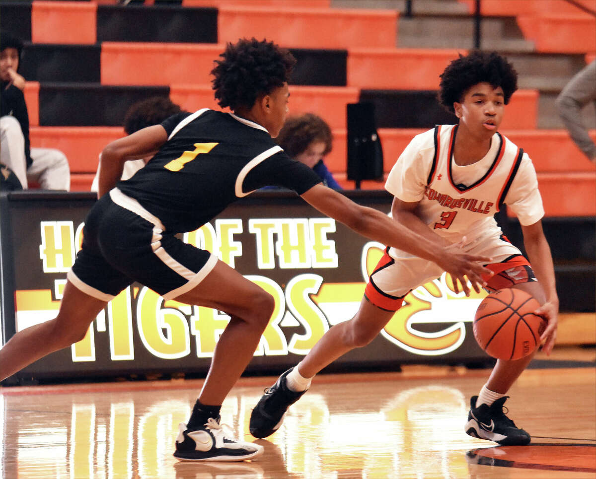 Edwardsville's Herb Martin runs the offense against Metro in the second half on Thursday inside Lucco-Jackson Gymnasium in Edwardsville.