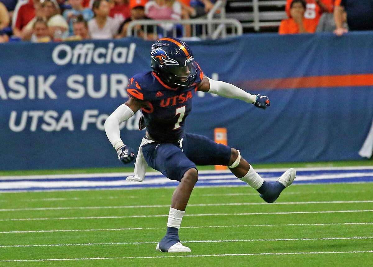 UTSA Roadrunners line backer Dadrian Taylor (7) celebrates after a defensive stop on Houston Cougars on Saturday, Sept. 3, 2022 at the Alamodome.