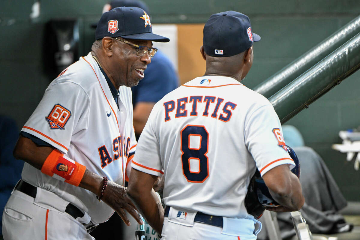 Astros bring back entire coaching staff, plus one addition