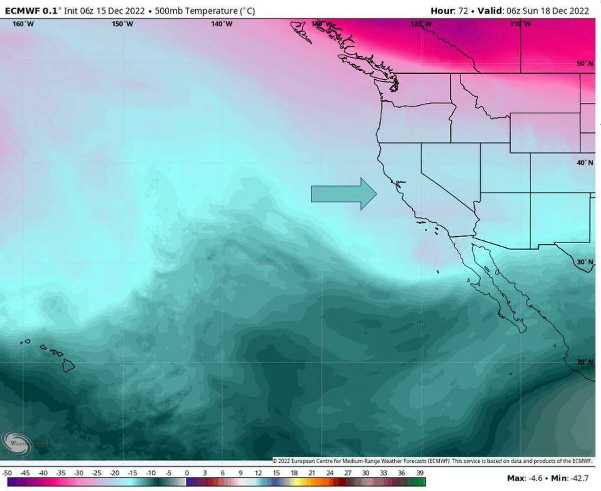 欧洲气象模型定于周日发布的温度图显示，一股冷空气聚集在加州和美国西部大部分地区。但太平洋中部上空的暖空气正拱向西海岸。模型显示，它将于下周初进入加州，可能会摆脱过去几天困扰该州的“寒流”。
