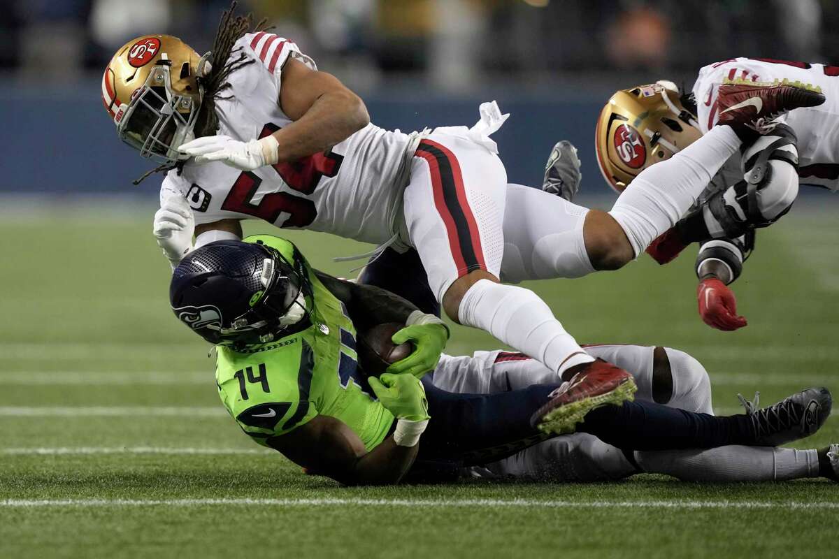 49ers LB Fred Warner Jumps On Fumble For Recovery Against Falcons