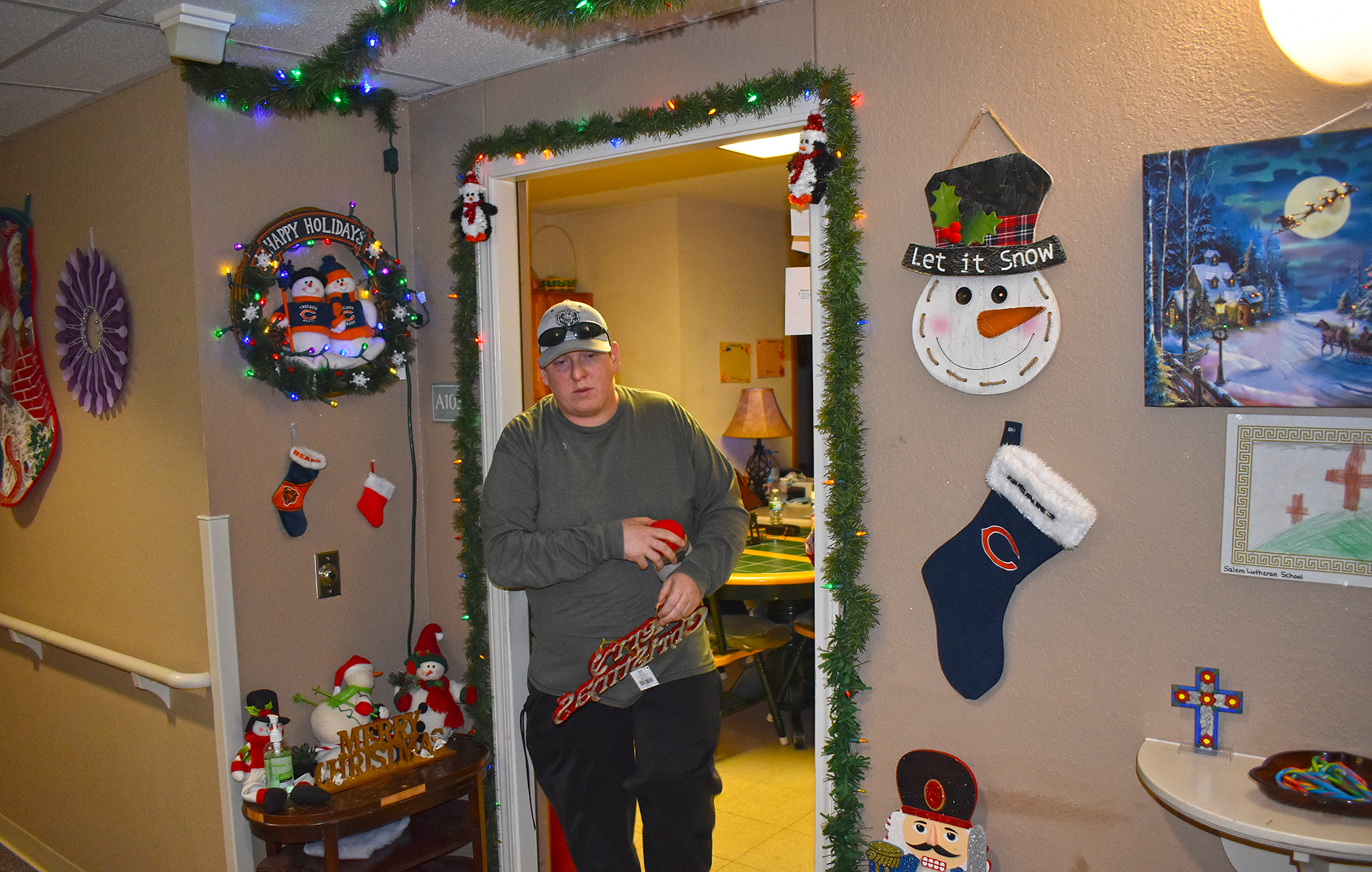 Jacksonville man’s blindness no obstacle to Christmas decorating