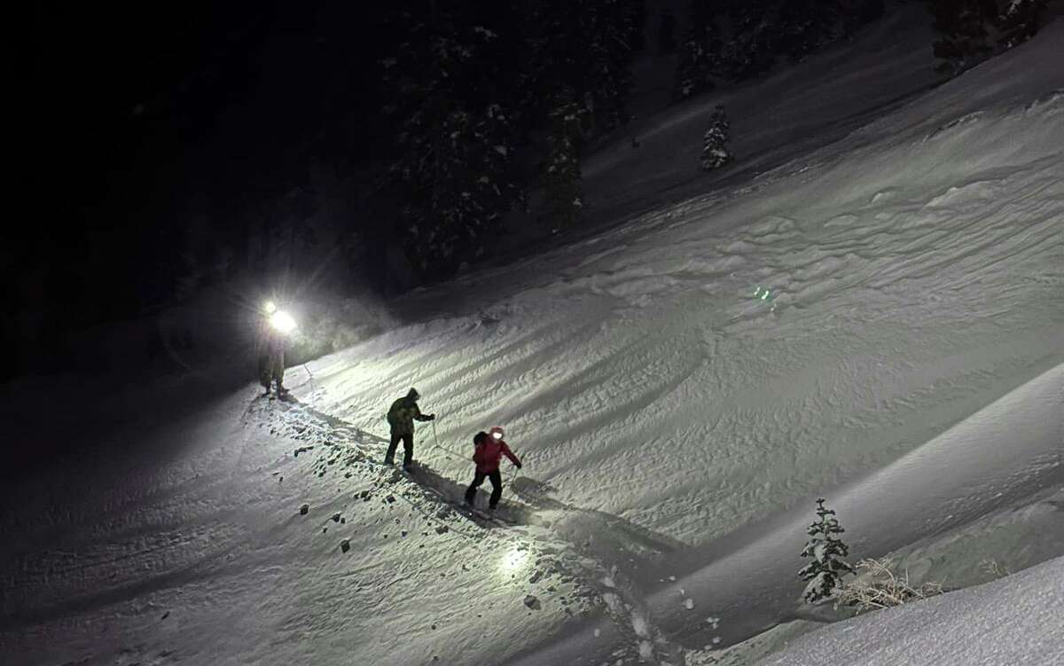 救援人员穿越这座山，寻找一名在北太浩湖阿尔卑斯草甸滑雪场附近的偏远地区失踪的滑雪者。