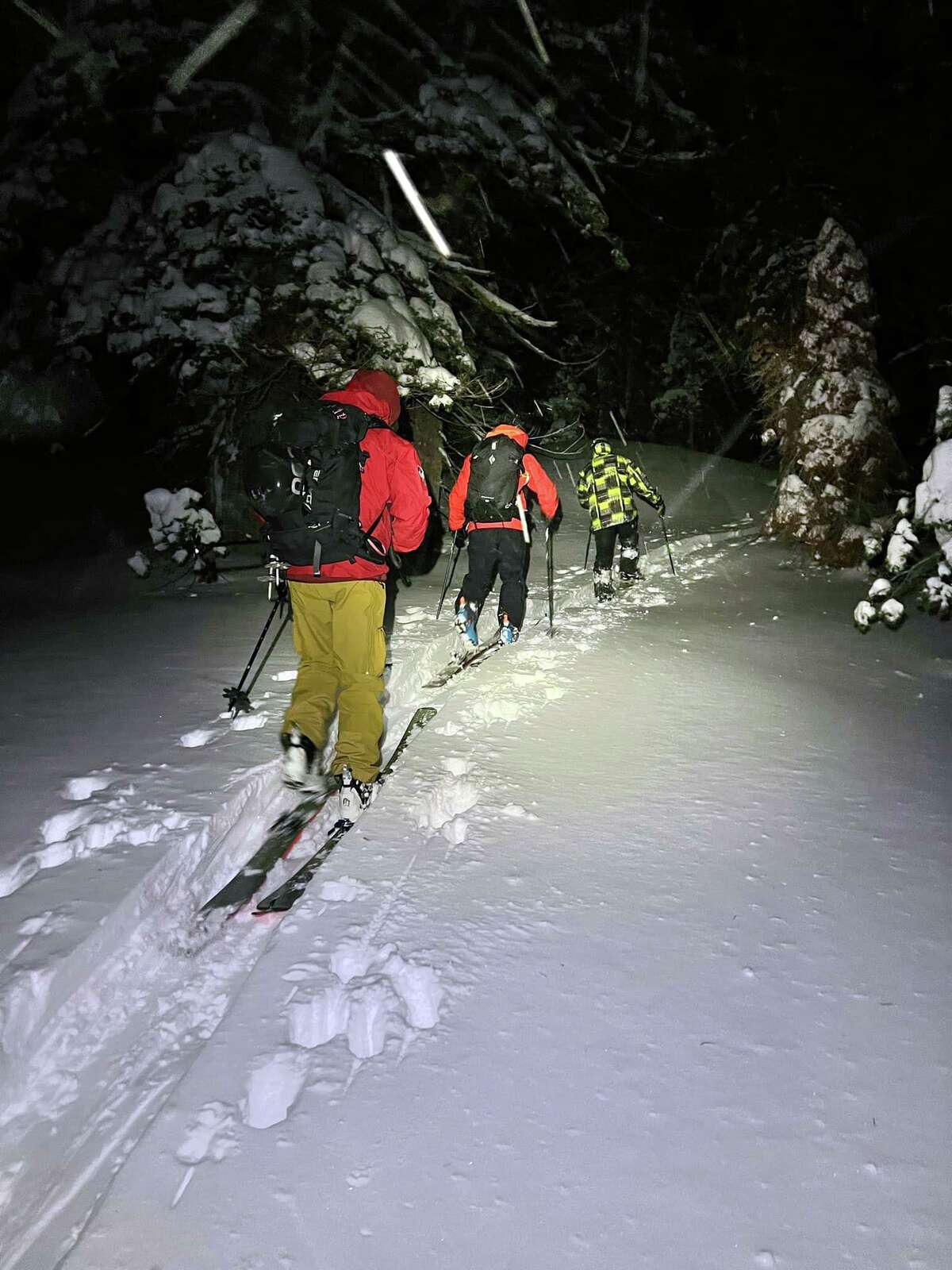 救援人员在黑暗中寻找一名滑雪者，他在暴风雪来临之前在北太浩湖阿尔卑斯草地滑雪场附近的偏远地区失踪。