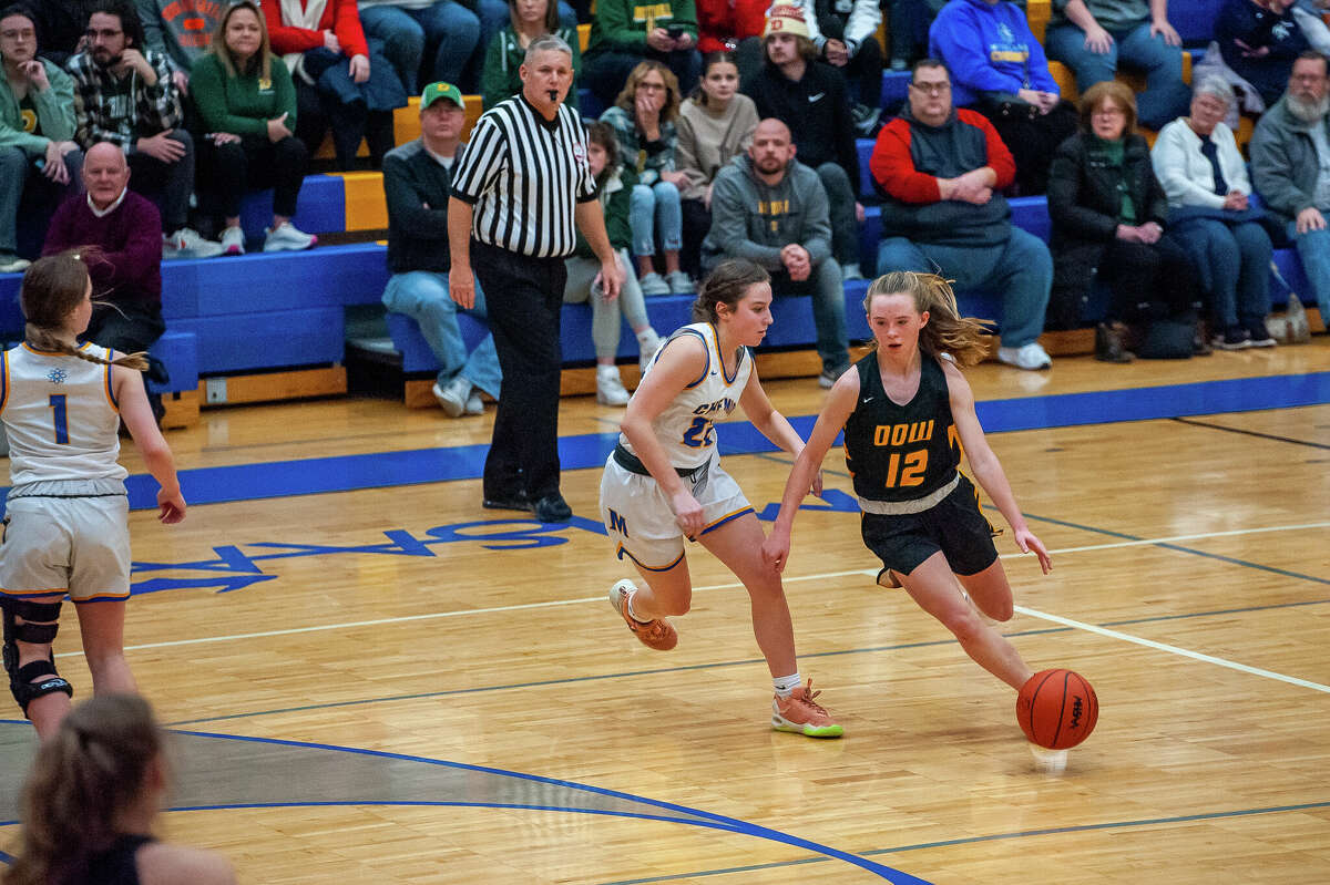 Dow High's Melanie Kolnitys attacks off the dribble during Friday's game against Midland High, Dec. 16, 2022.