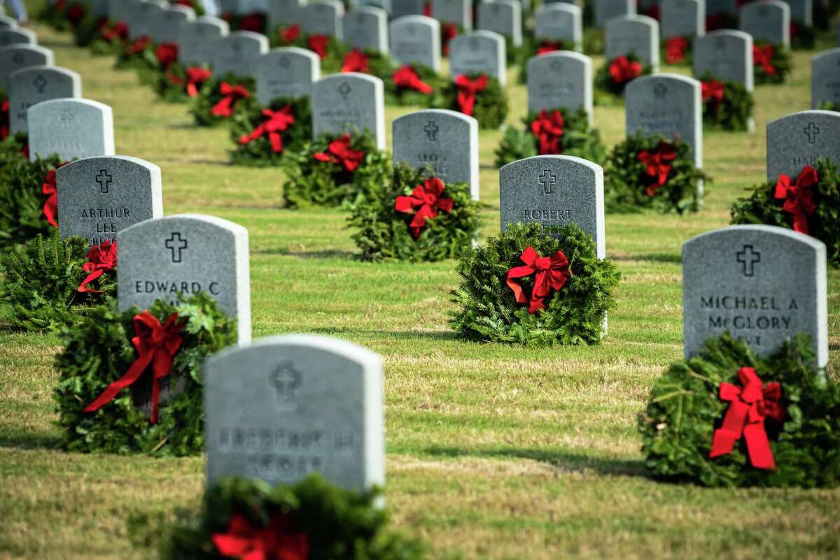 Houston National Cemetery sees thousands of visitors laying wreaths