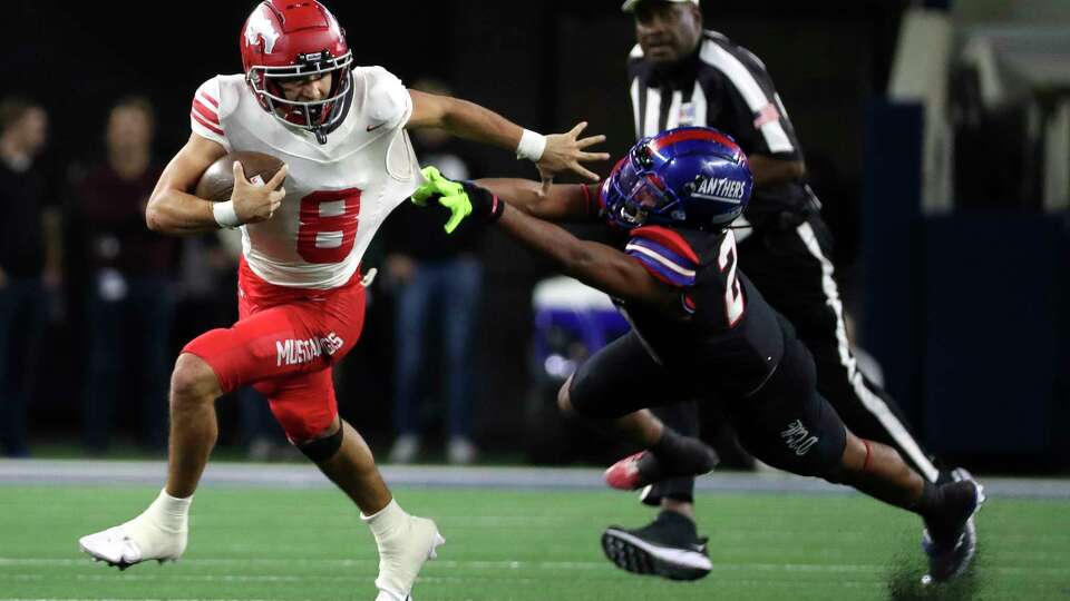 North Shore quarterback David Amador (8) gets past Duncanville linebacker Vernon Grant (20) in the second quarter of the Class 6A Division I football state championship at AT&T Stadium, Saturday, Dec. 17, 2022, in Arlington.