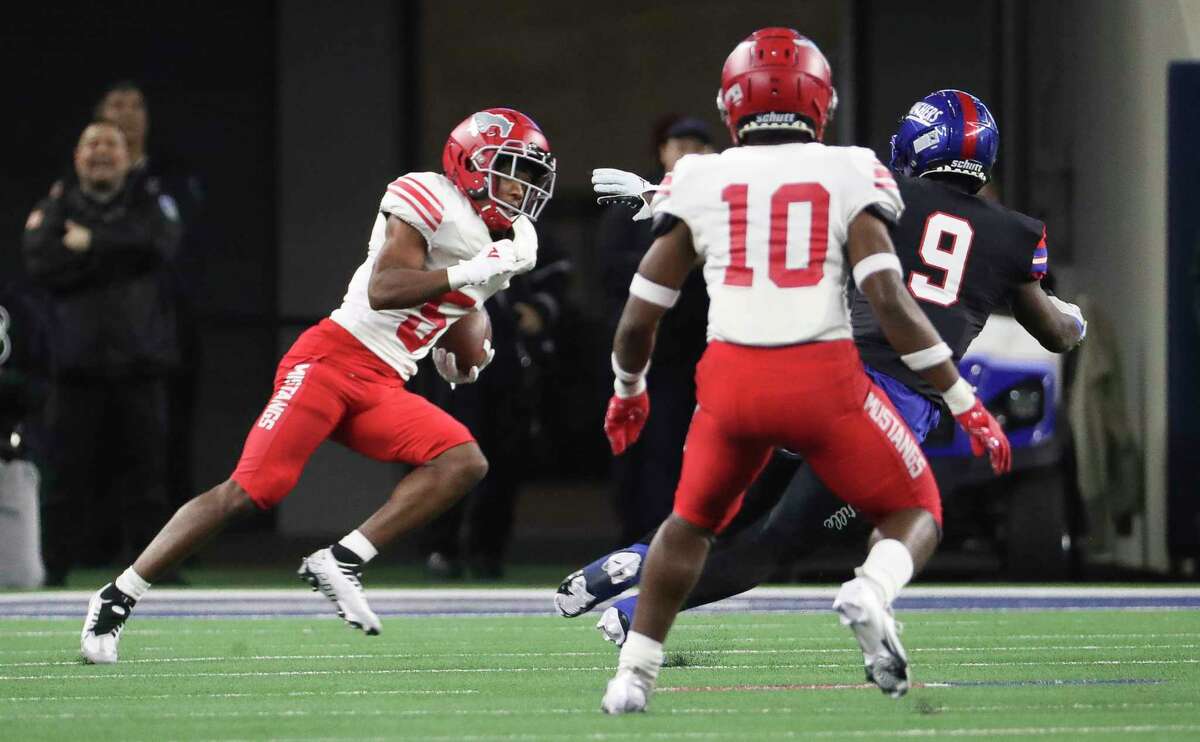 North Shore defensive back Jacoby Davis (5) returns an interception in the third quarter of the Class 6A Division I football state championship at AT&T Stadium, Saturday, Dec. 17, 2022, in Arlington. North Shore lost to Dunvanville 28-21.