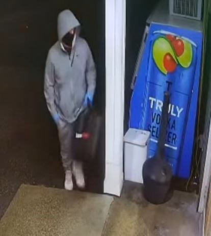 Police looking for suspect in Salem liquor store armed robbery