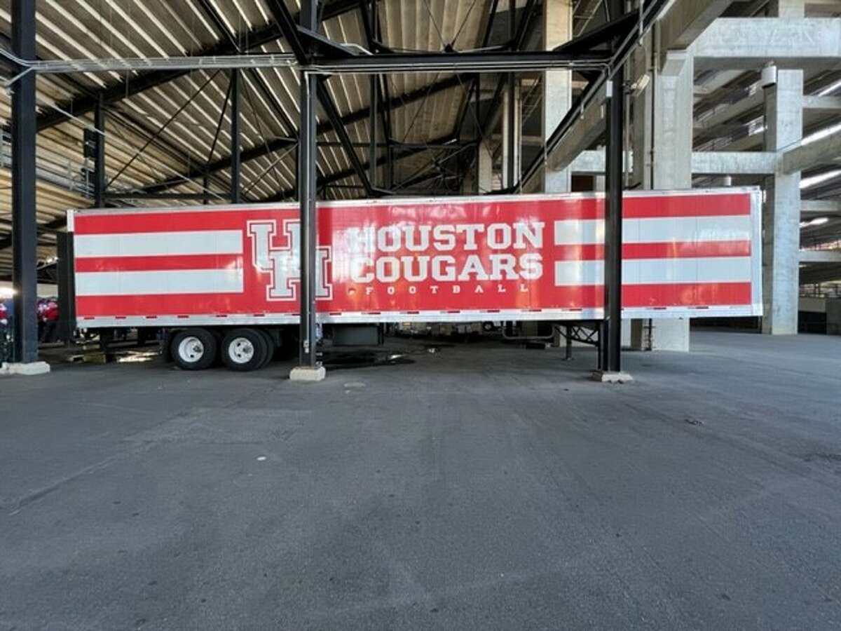 Kamion UH opreme parkiran je na stadionu Dowdy-Ficklen u istočnoj Karolini u Greenvilleu, NC