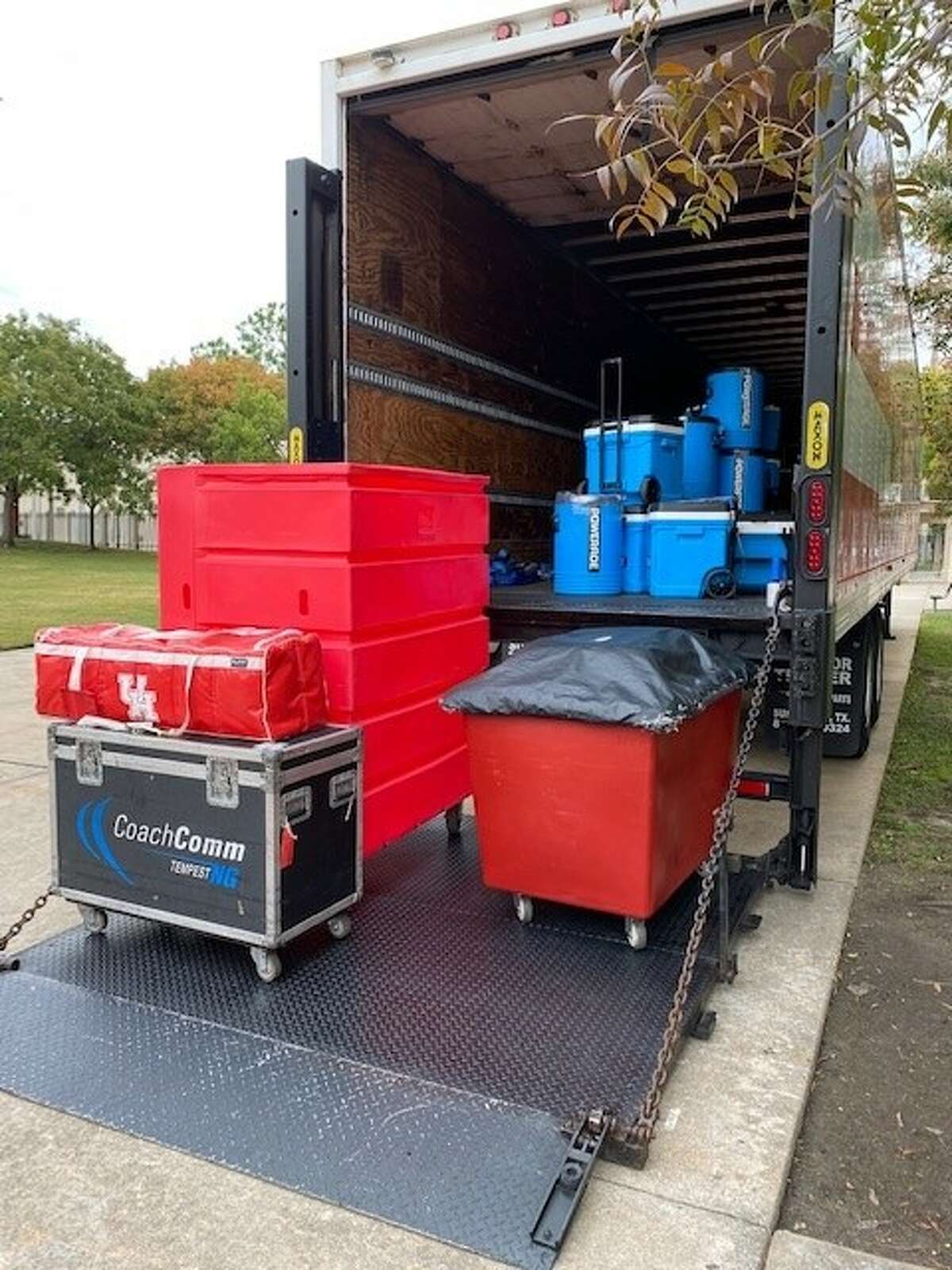 UH oprema je spremna za utovar u kamion za putovanje u Greenville, NC 